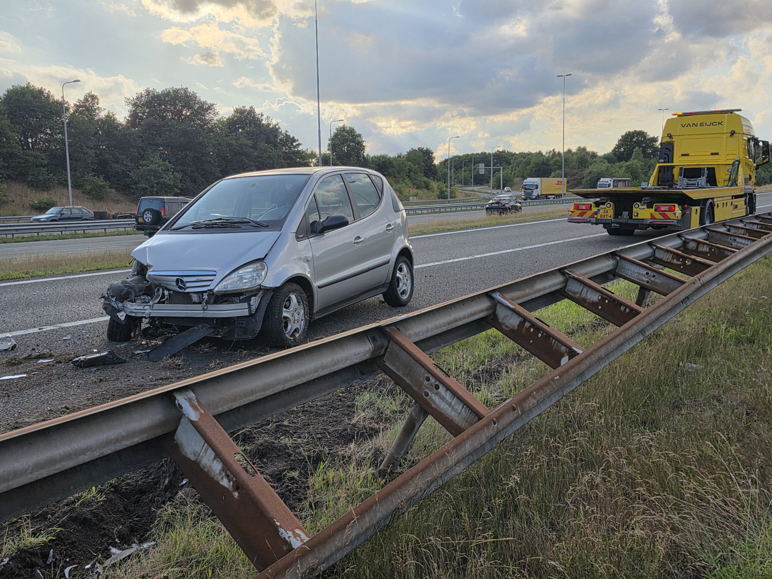 Ongeval op afrit A50 zorgt voor afsluiting, auto weggesleept