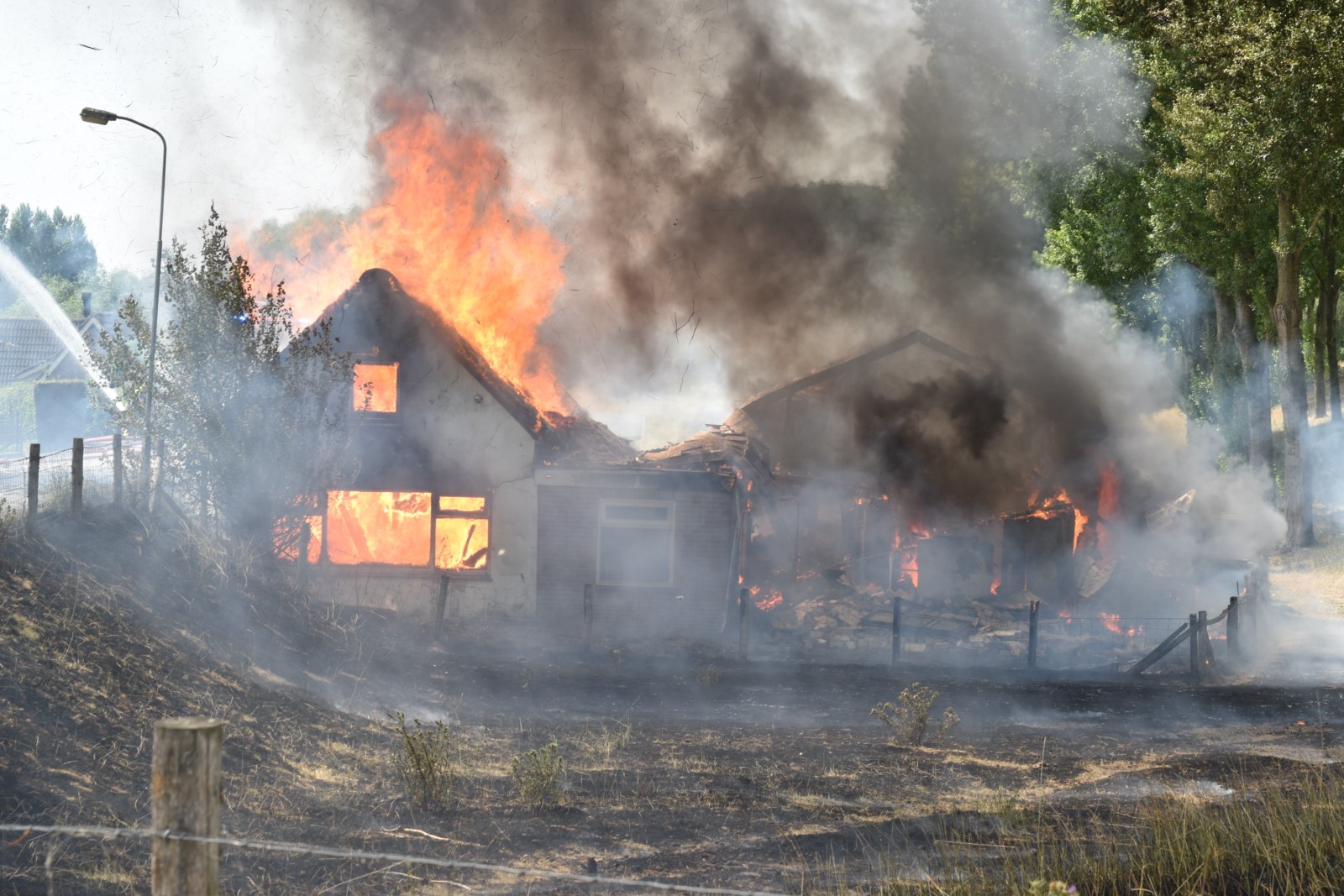 Bewoner omgekomen bij zeer grote brand