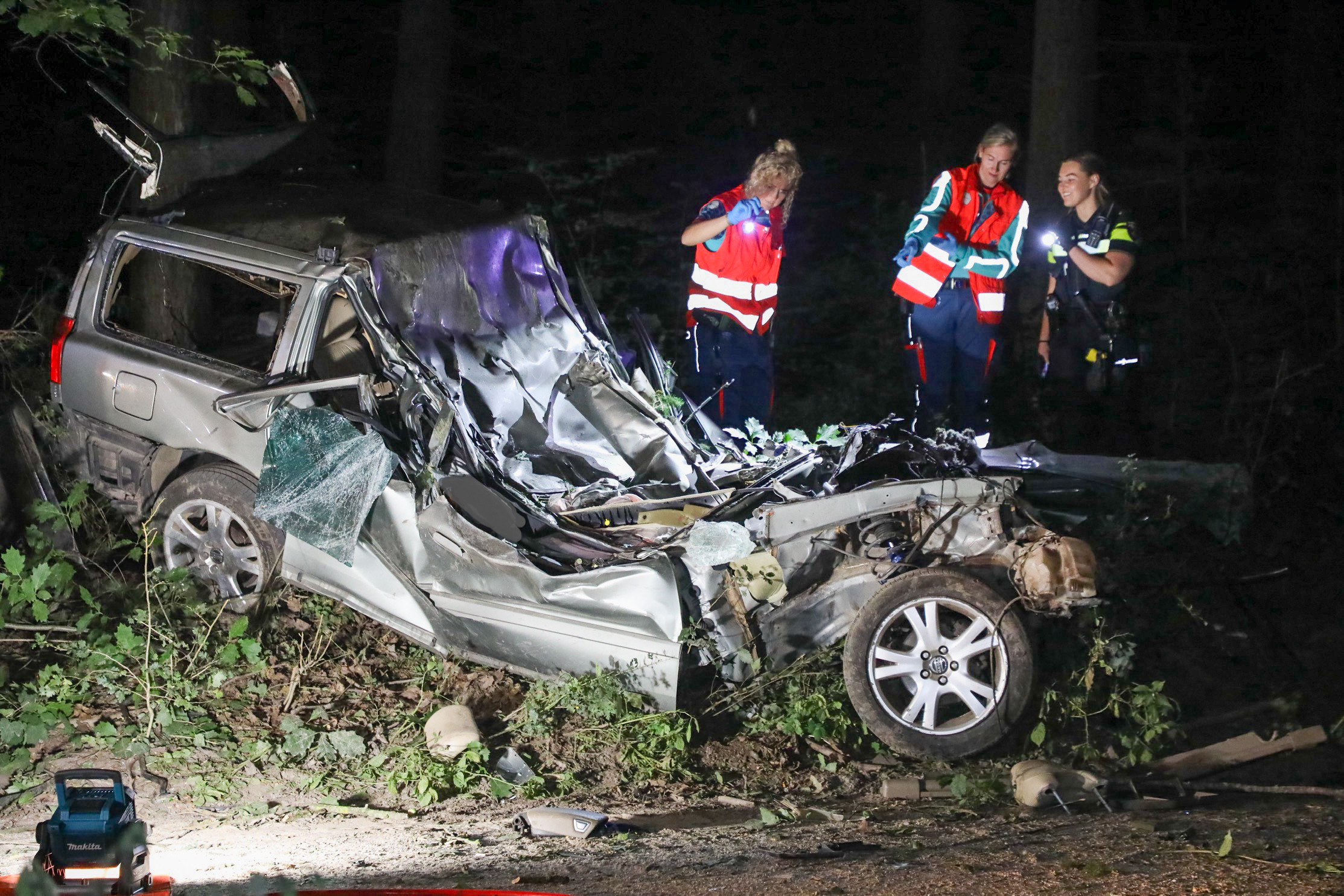 Twee doden bij ernstig ongeluk: auto platgedrukt door klap tegen boom