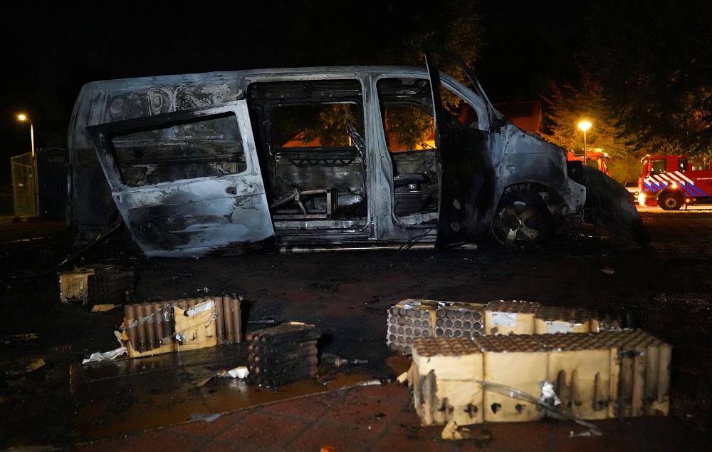 Bestelbus uitgebrand, grote hoeveelheid vuurwerk aangetroffen