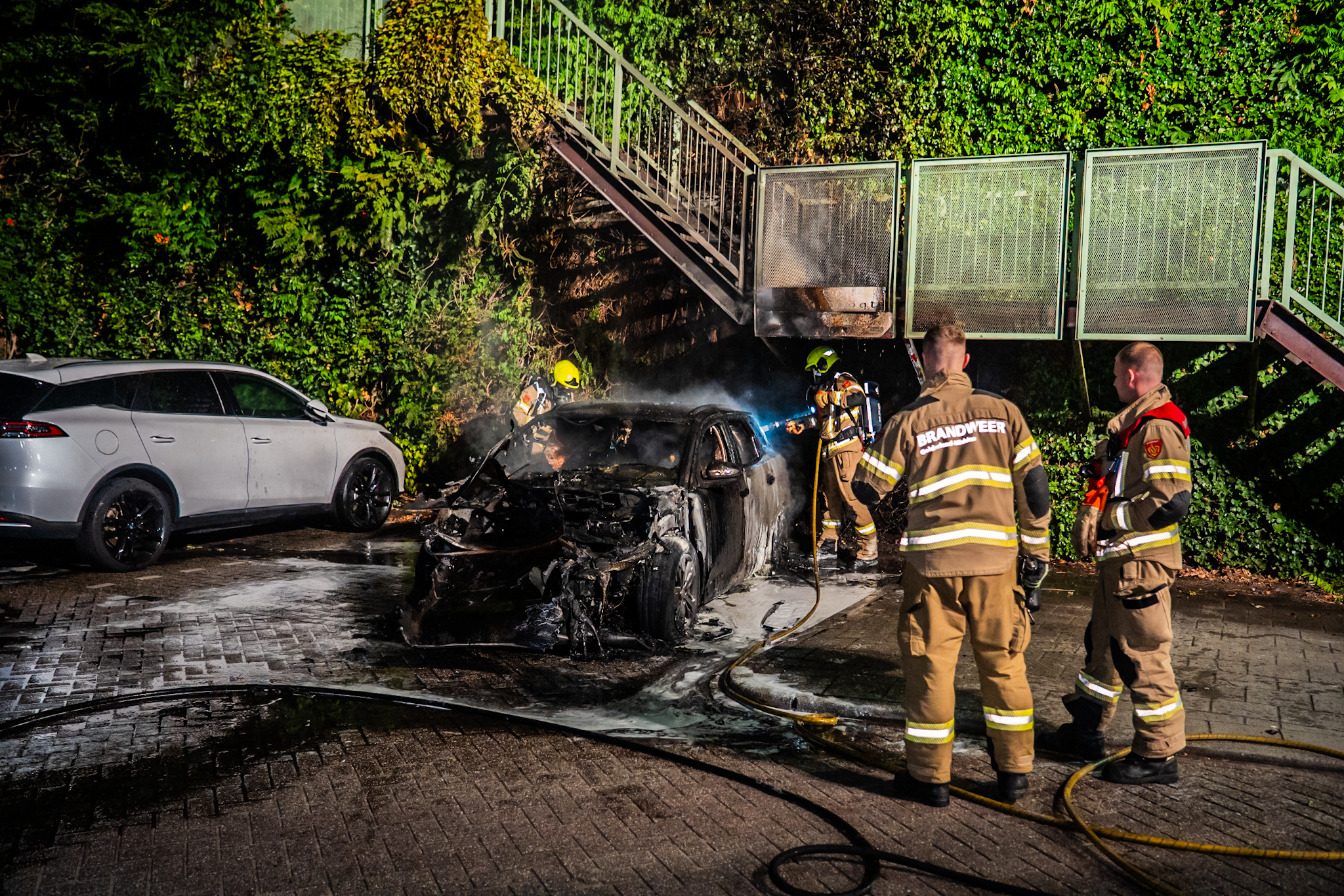 Auto in Arnhem geheel uitgebrand, oorzaak nog onbekend