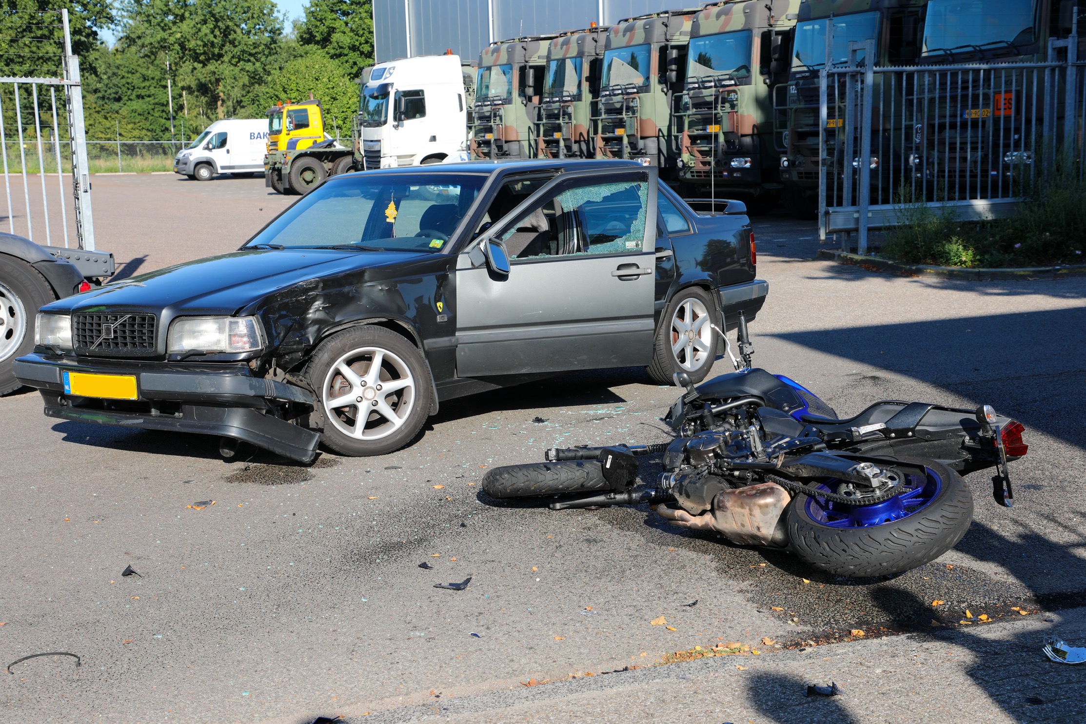 Motorrijder gewond na botsing tegen auto op industrieterrein