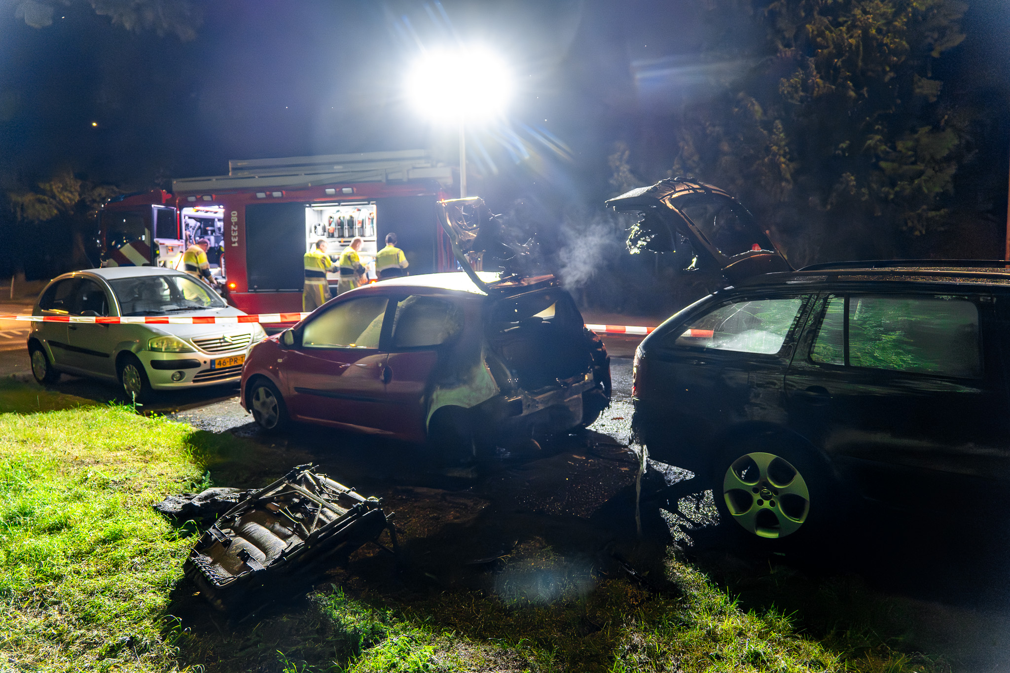 Twee auto’s uitgebrand, politie onderzoekt brandstichting