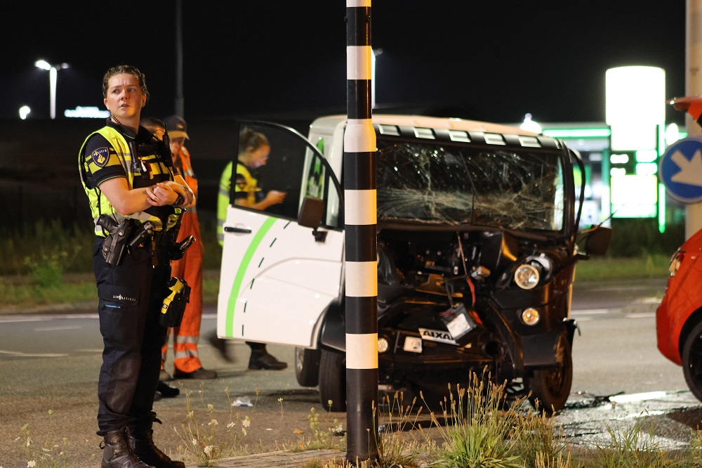 Veel schade door botsing op kruising, één gewonde