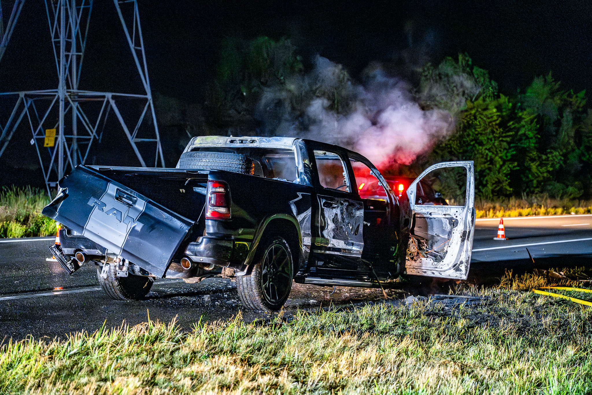 Pick-up volledig uitgebrand op snelweg