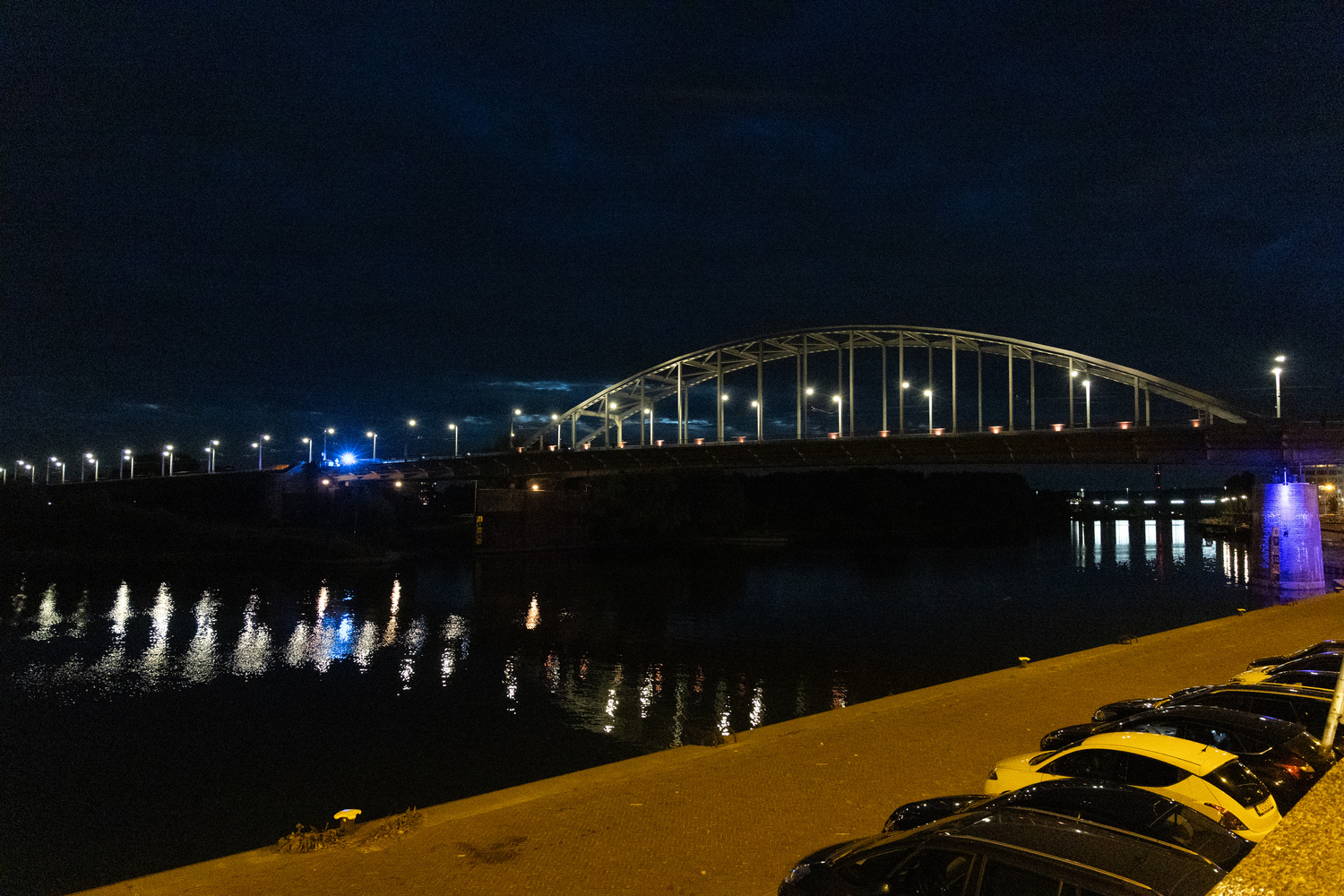 Politie en brandweer rukken massaal uit voor zwemmer in Rijn bij Arnhem