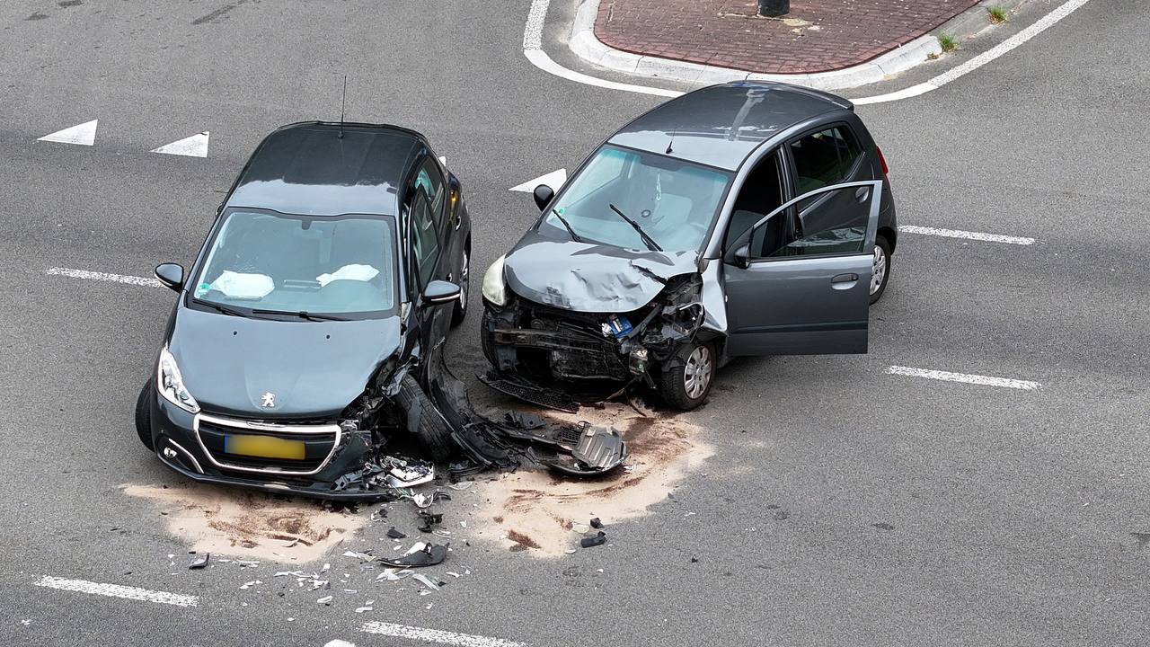 Twee gewonden na botsing met twee auto’s