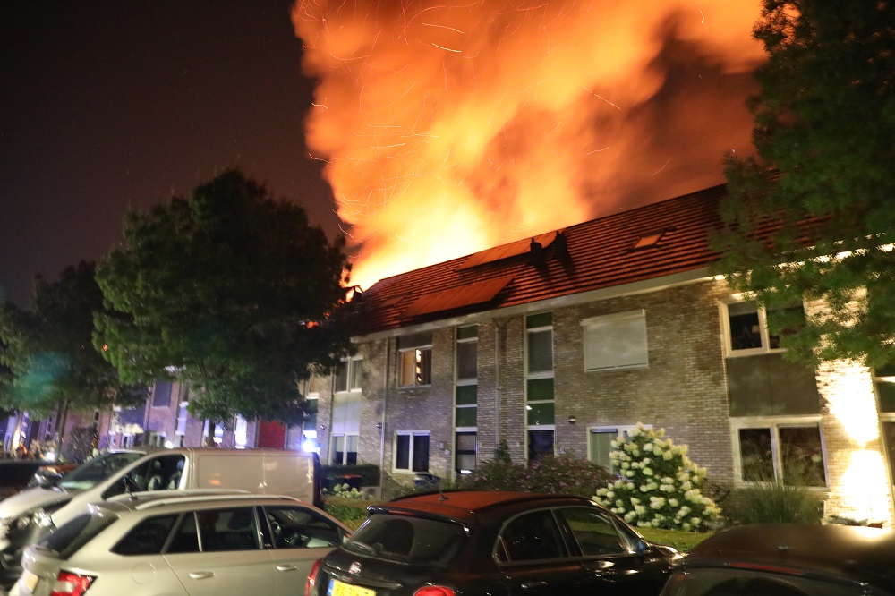 Grote brand verwoest schuurtjes achter woningen