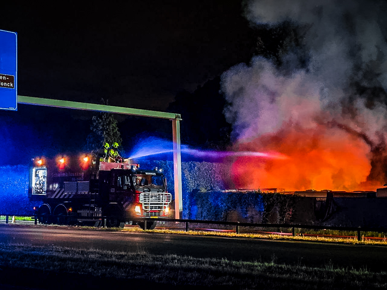 Vier caravans in lichterlaaie, brandweer zet waterkanon in