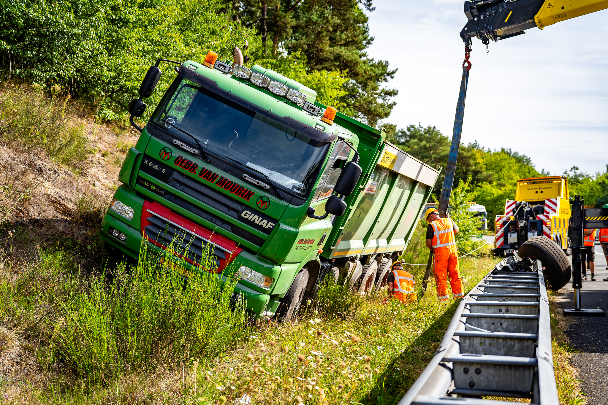 Vrachtwagen belandt in berm bij knooppunt