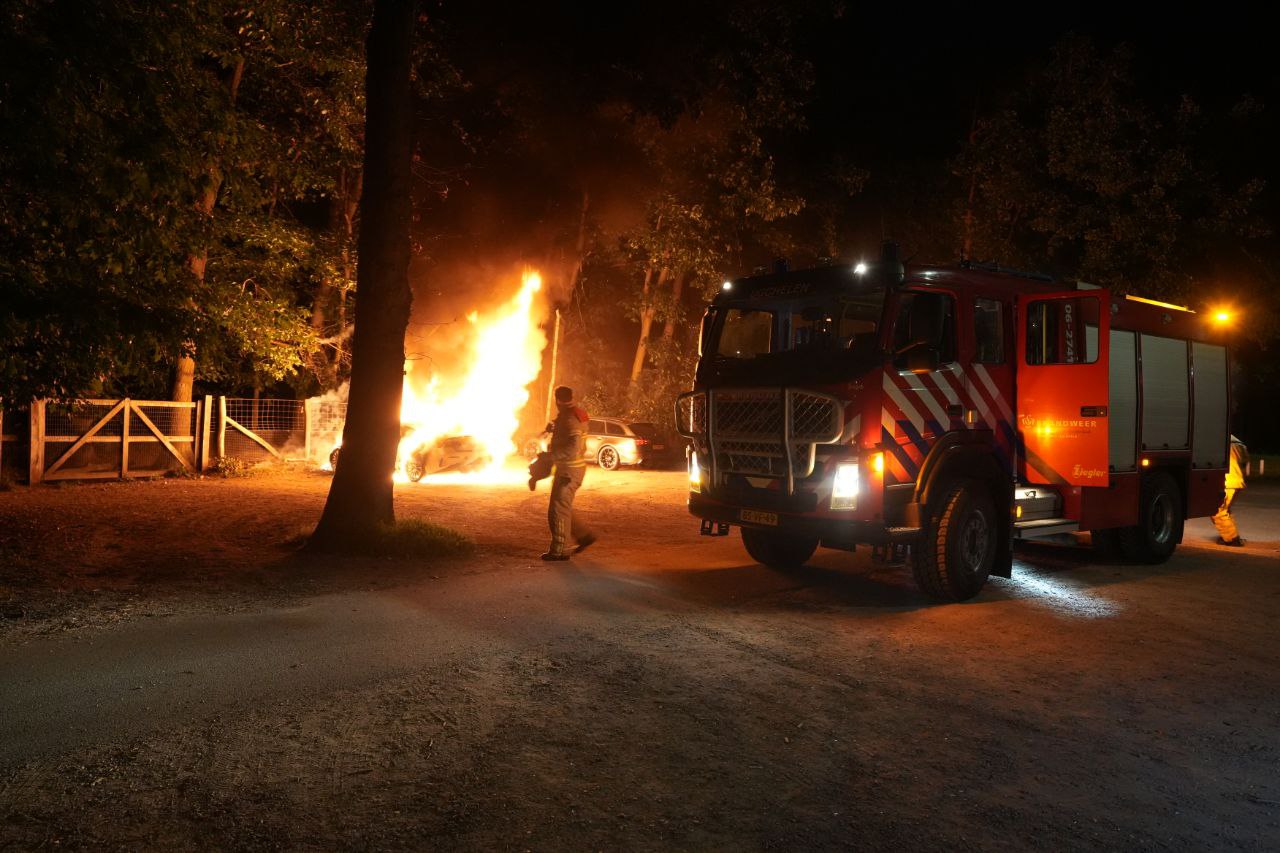 Mercedes volledig uitgebrand op parkeerplaats