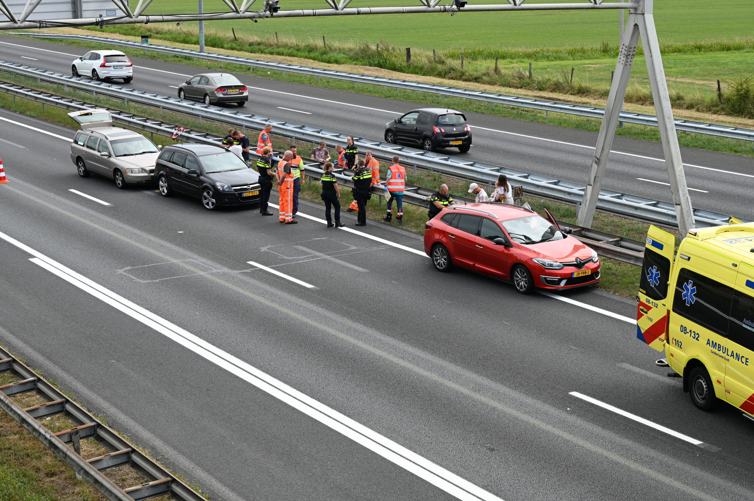 File door kop-staart botsing op snelweg