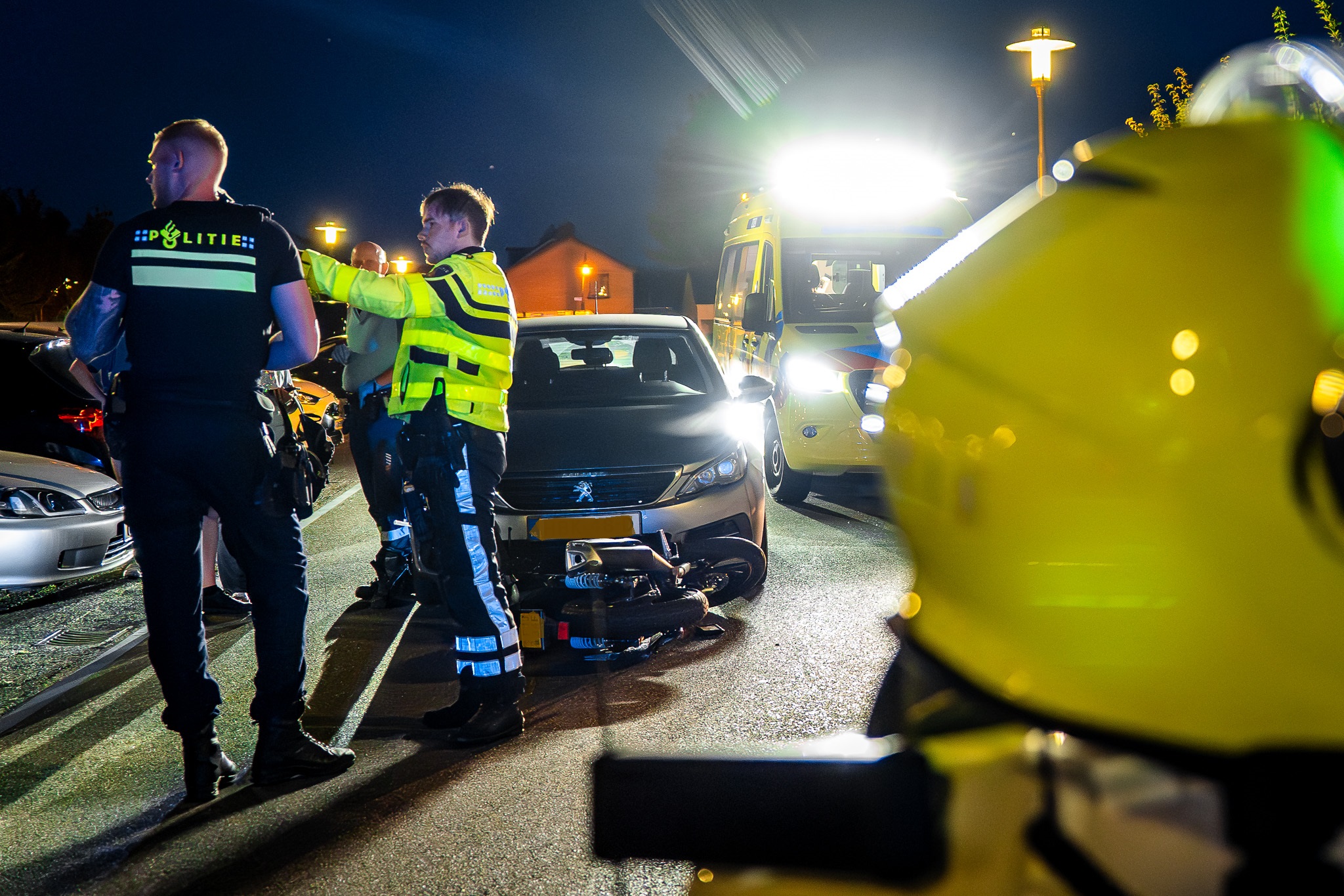 Scooter botst tegen auto, hulpdiensten massaal opgeroepen