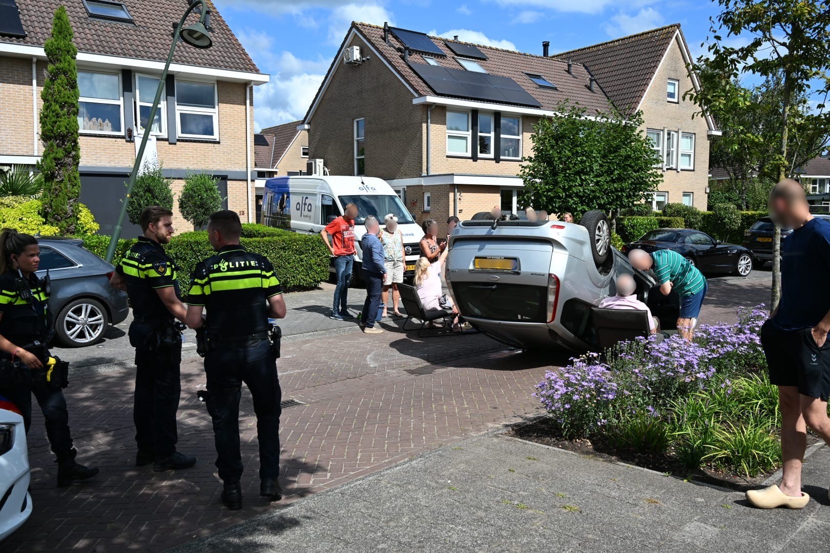 Auto slaat over de kop bij ongeval in woonwijk