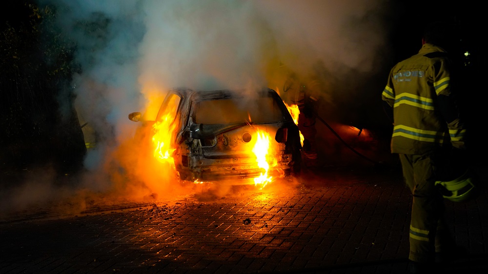 Twee auto’s in lichterlaaie, politie doet onderzoek