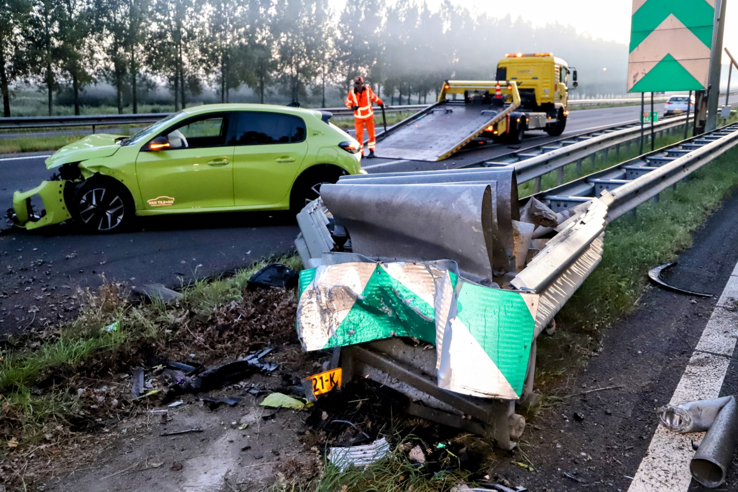 Veel schade na botsing tegen rimpelbuisobstakelbeveiliger
