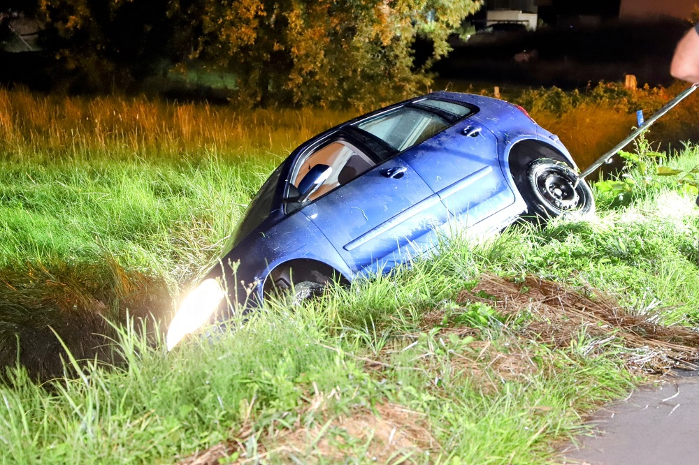 Auto belandt in sloot, inzittenden in ambulance nagekeken