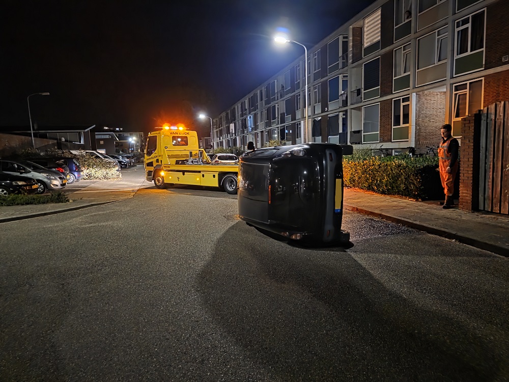 Vandalen gooien auto op z’n kant