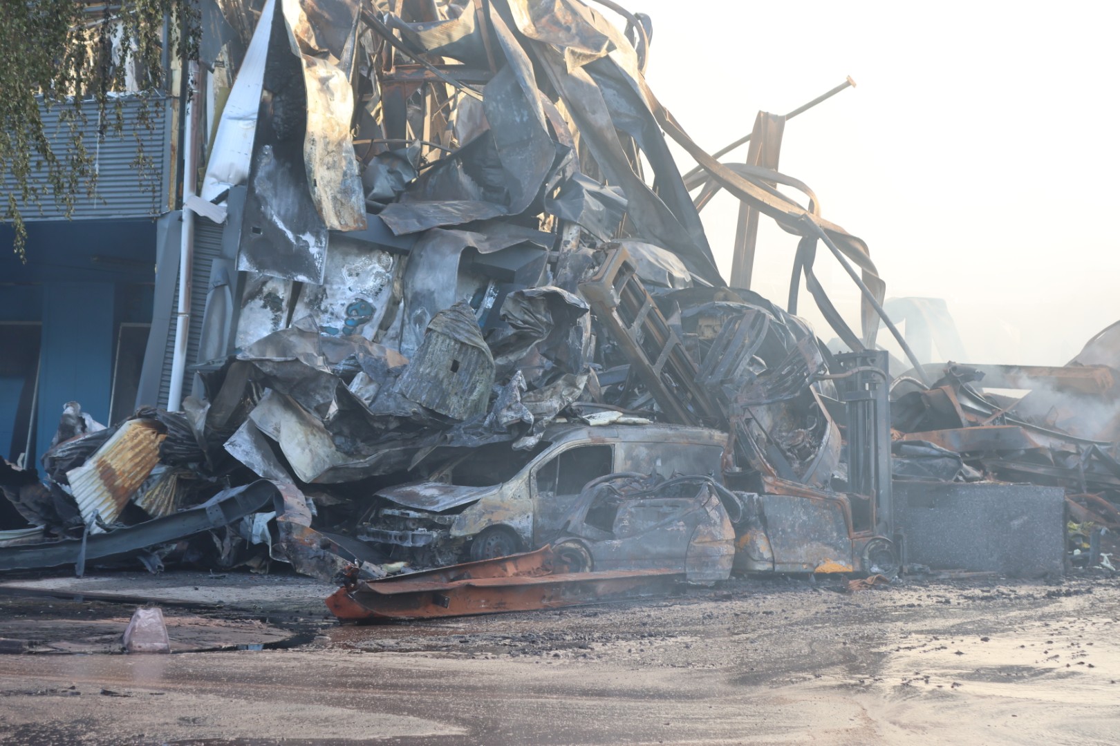 Verwoestende brand laat industrieterrein deels in rook achter