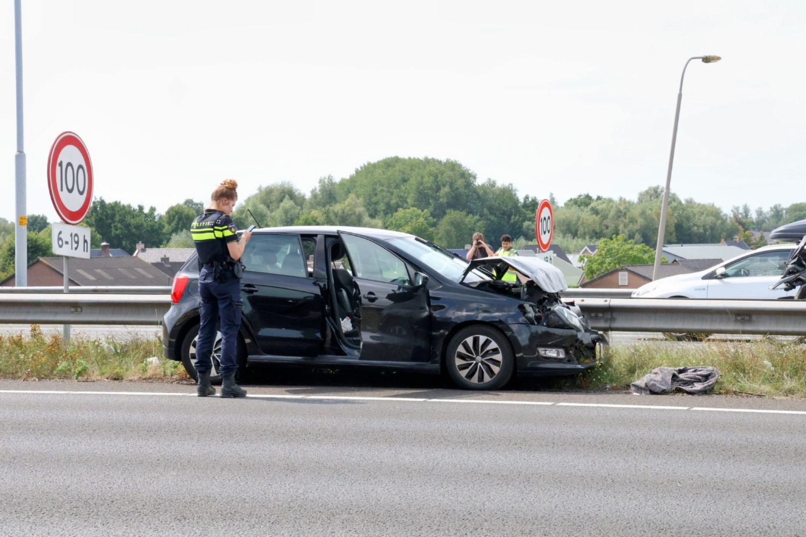 Auto botst achterop vrachtwagen op snelweg, bestuurder met spoed naar ziekenhuis