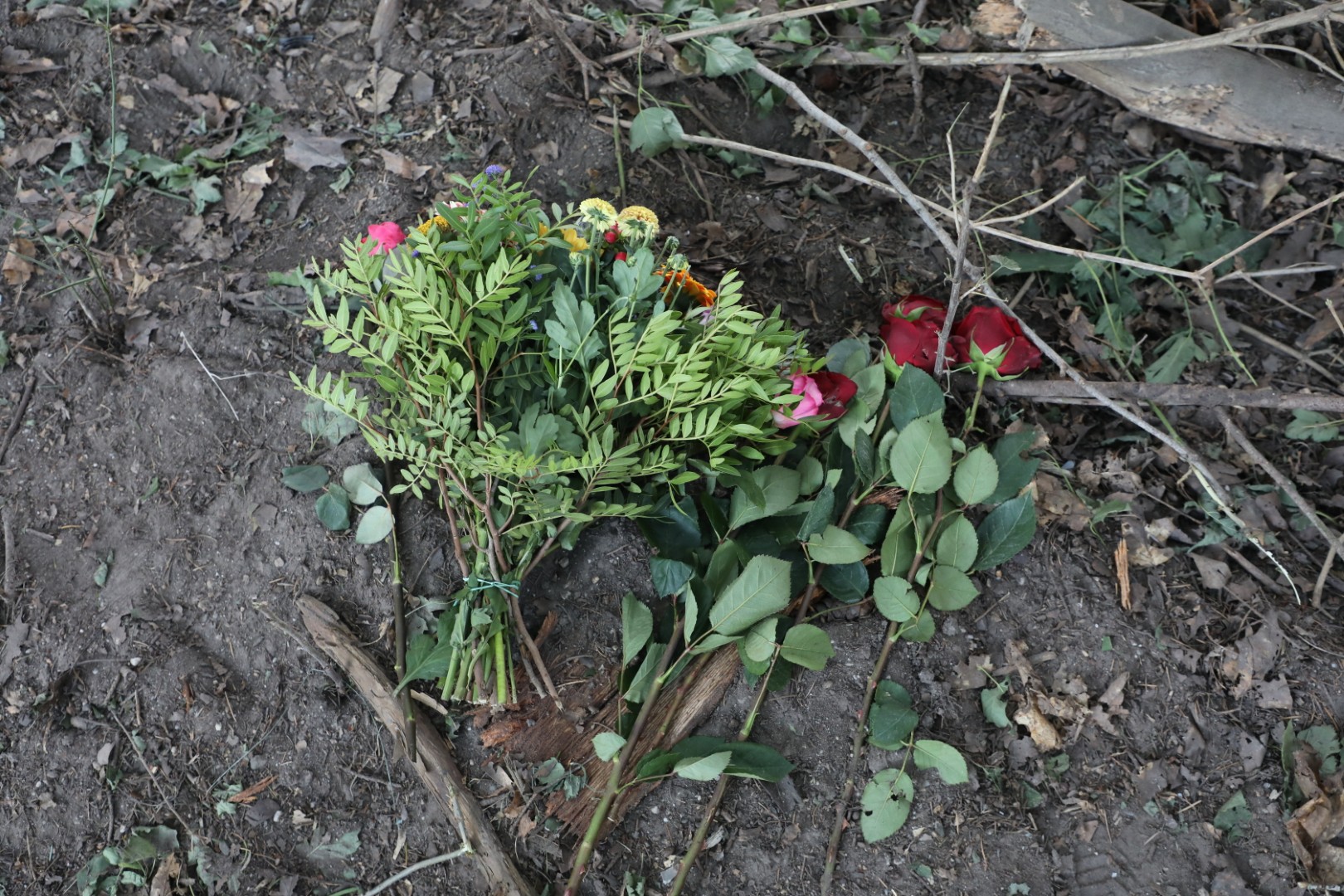 Bloemen neergelegd op plek van dodelijk ongeval