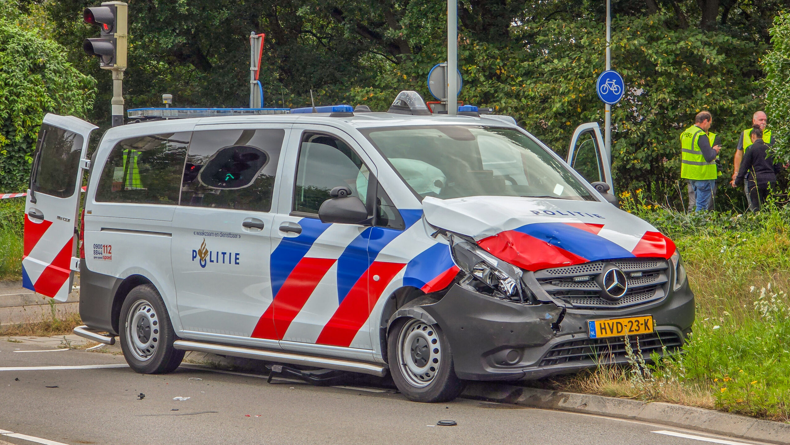 Politievoertuig met sirene botst met auto
