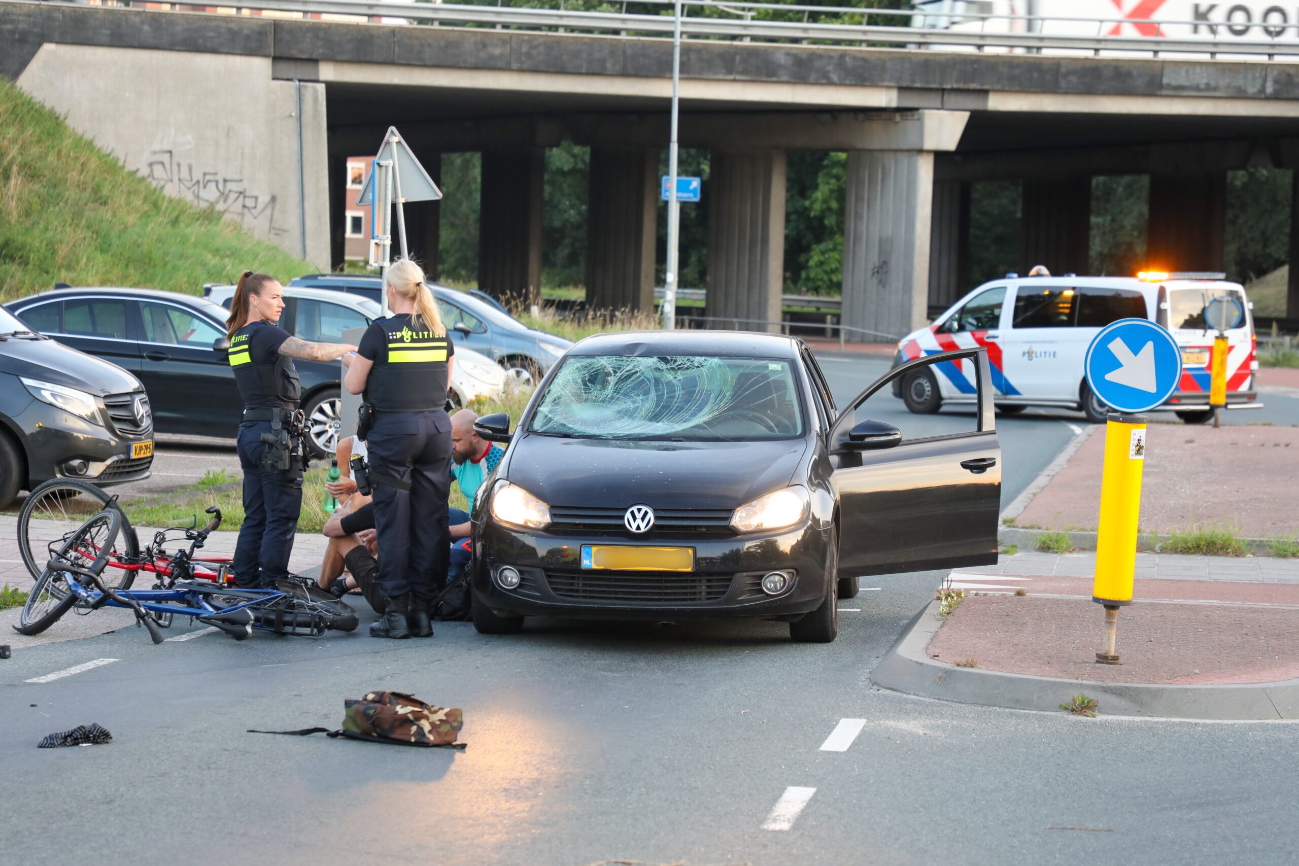 Twee overstekende fietsers geschept door automobilist