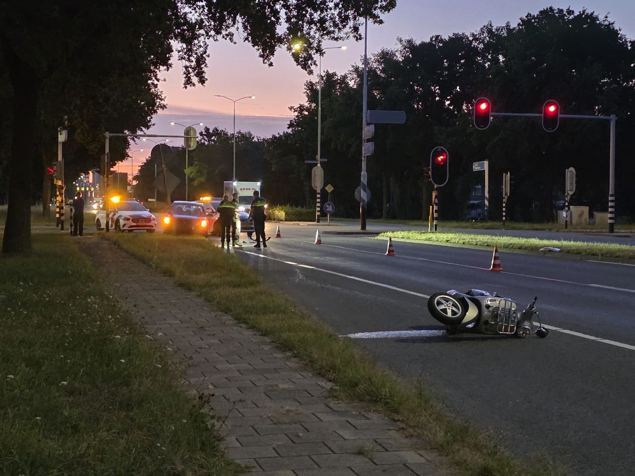 Scooter geschept door auto, bestuurder gewond