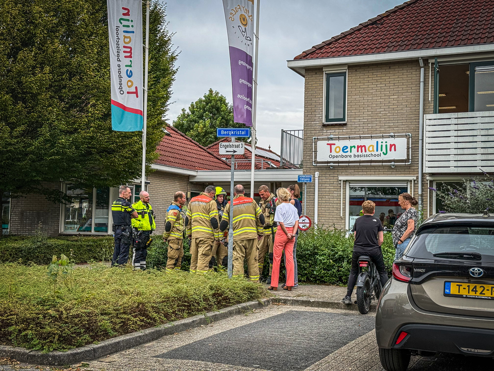 Brandweer onderzoekt vreemde geur in basisschool