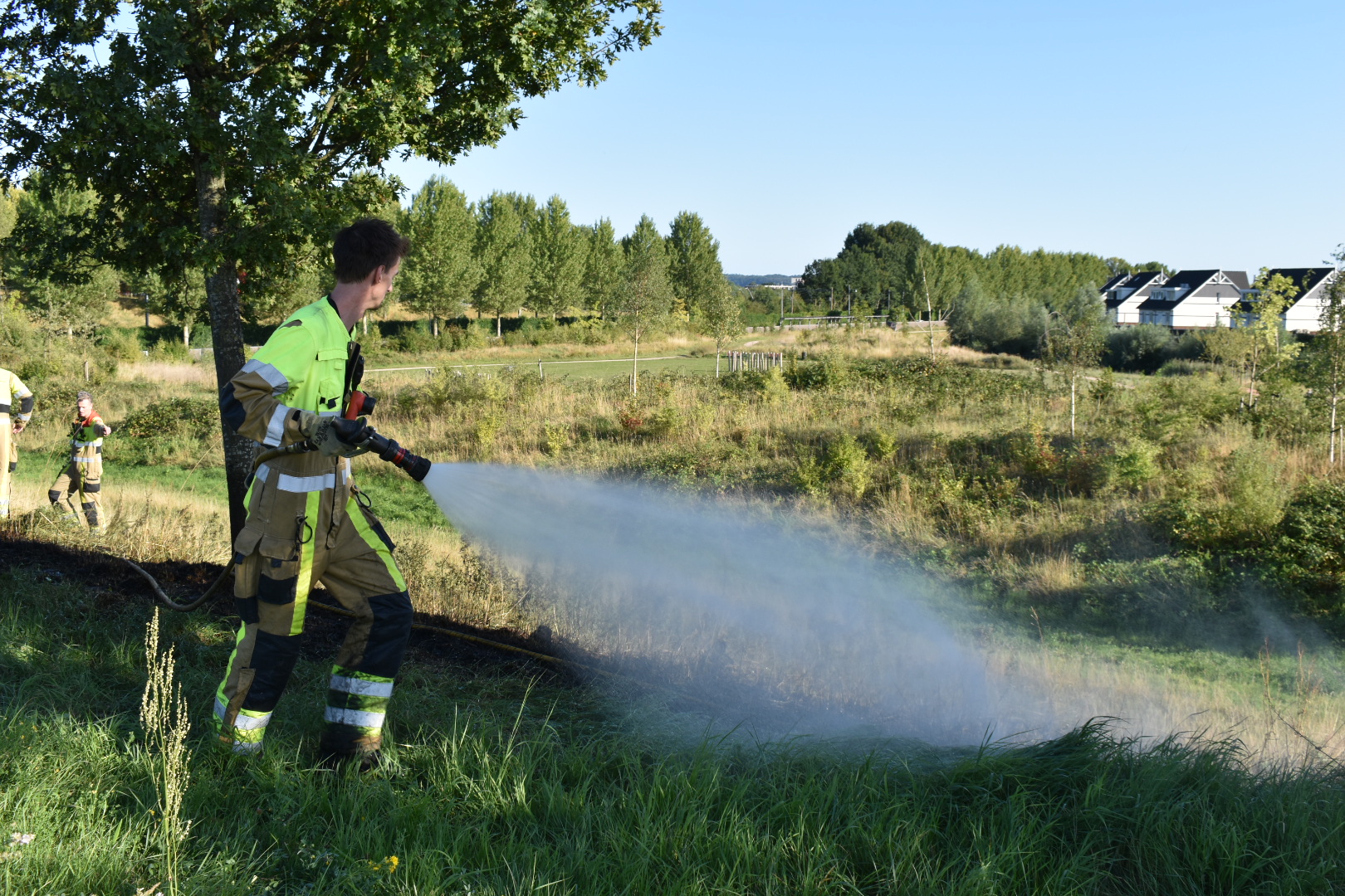 Brandweer gealarmeerd voor flinke bermbrand