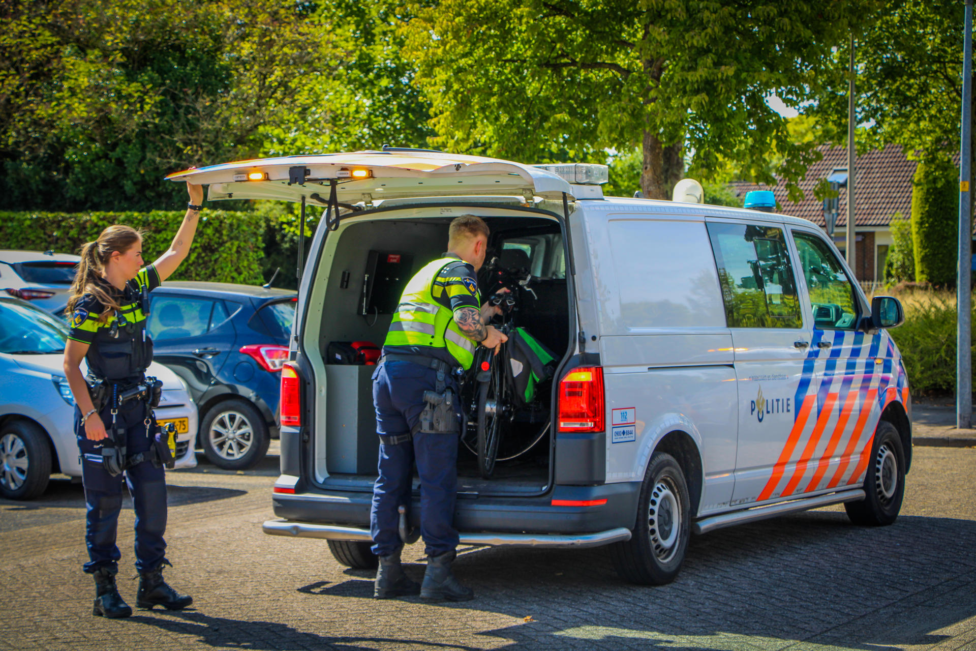 E-bike botst op auto bij rotonde, bestuurster gewond
