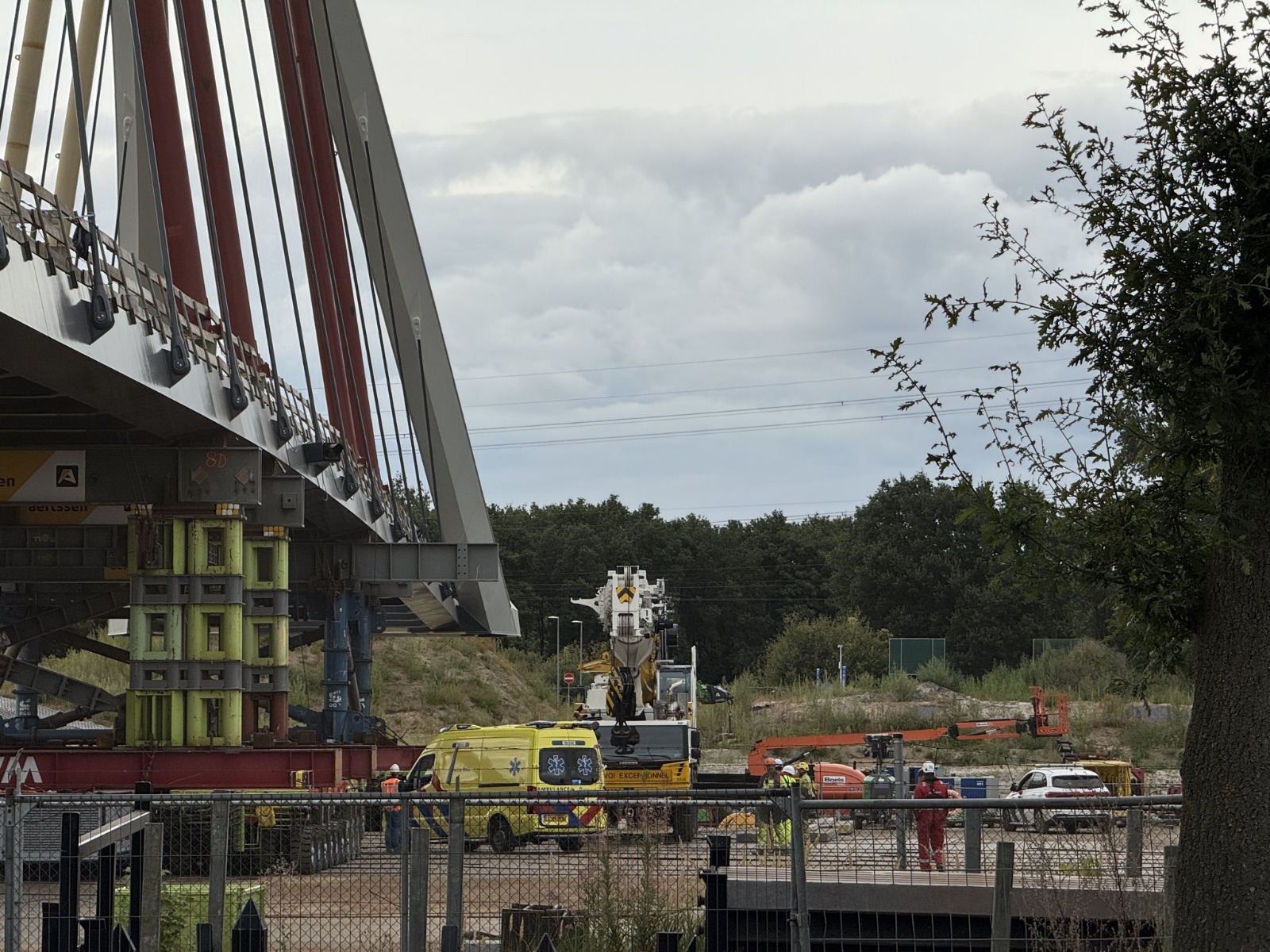 Kraanmachinist struikelt op bouwplaats en raakt gewond