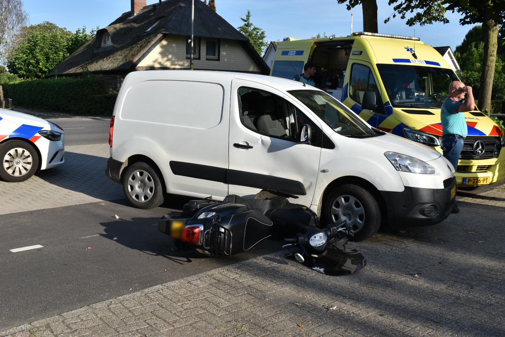 Bestelbus ziet scooterrijdster over het hoofd