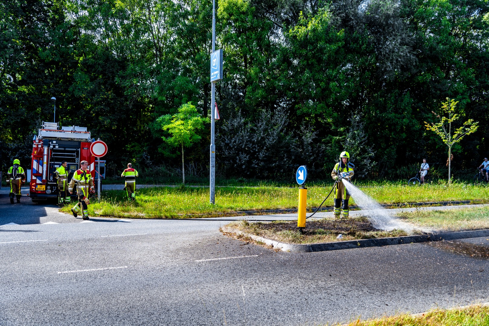 Automobiliste ontdekt bermbrand