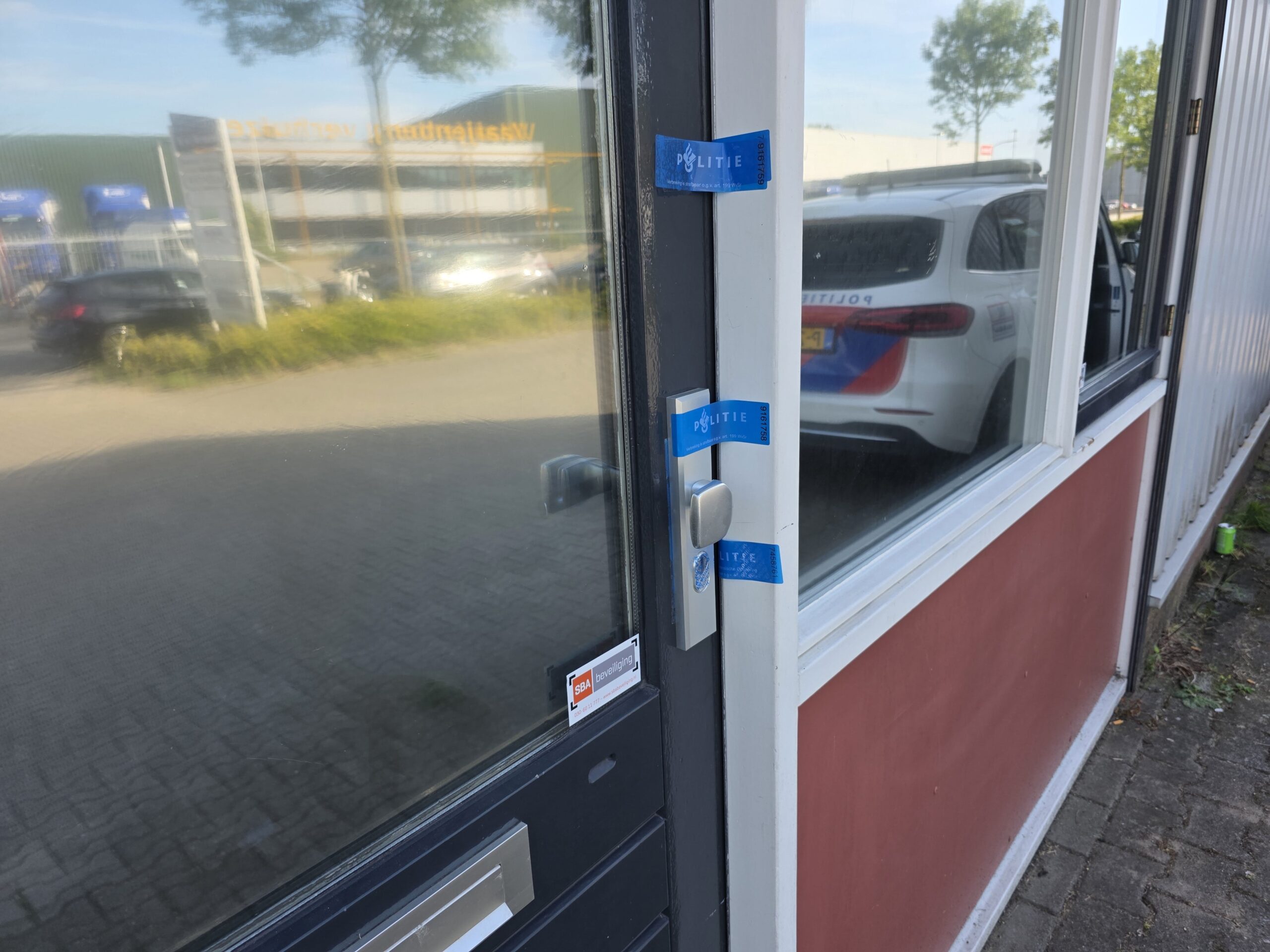 Grootschalige inval in bedrijfspand: meerdere aanhoudingen en inbeslagnames