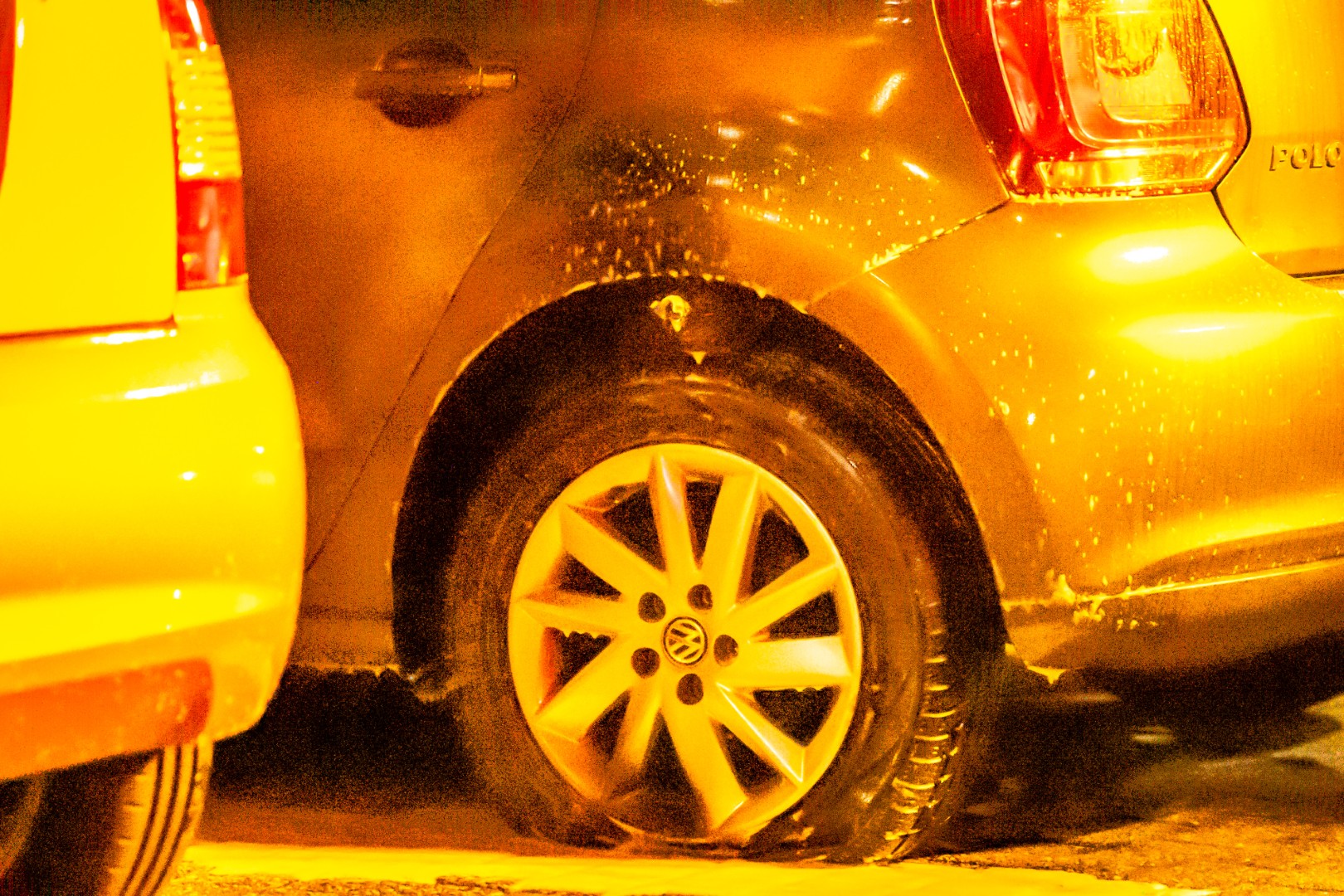 Agenten voorkomen dat auto volledig uitbrandt