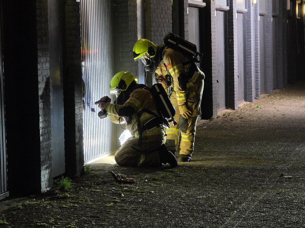 Auto in garagebox zorgt voor benzinelucht in flatgebouw