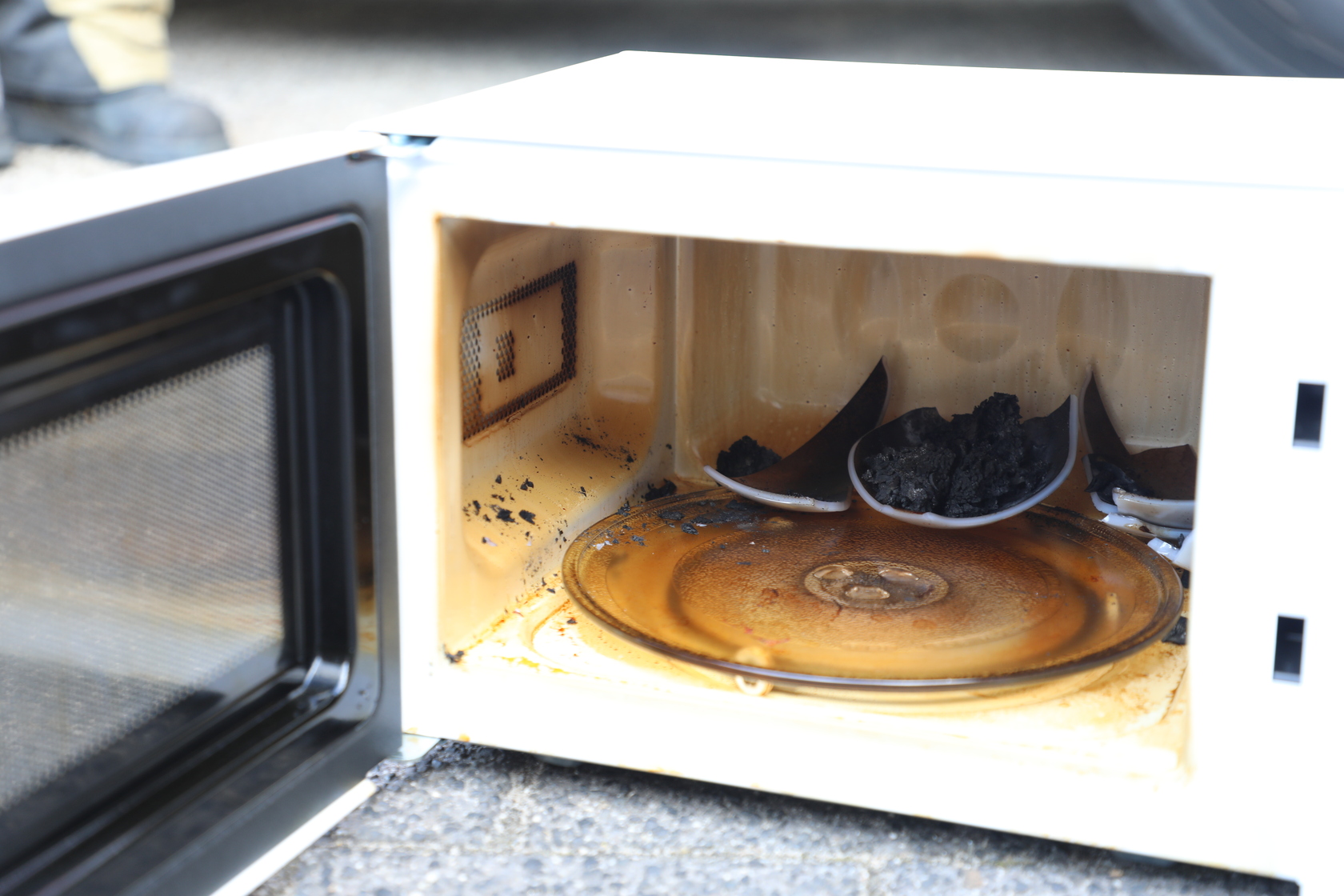 Bewoonster zorgcentrum krijgt rook binnen na brand in magnetron