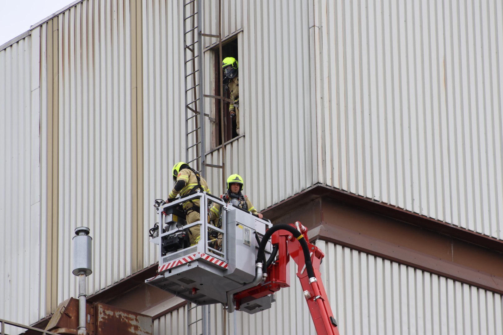 Brandweer bestrijdt broei in silo bij veevoerfabriek