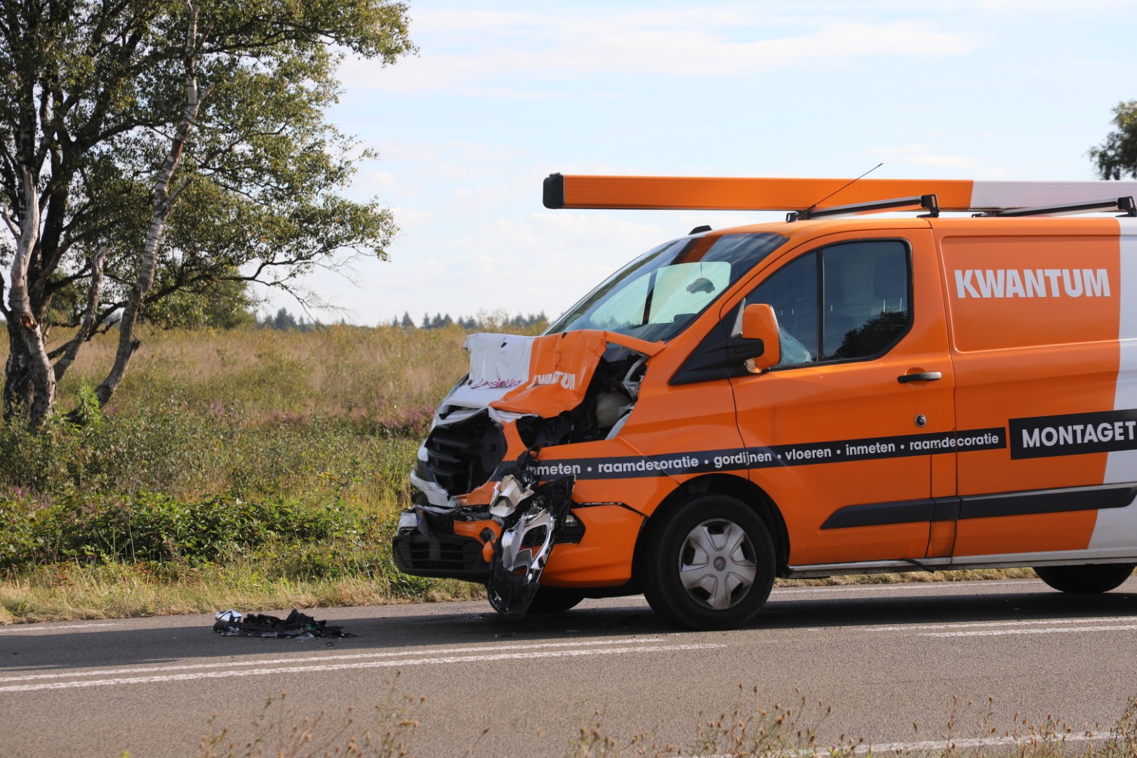 Bestelwagen botst achterop vrachtwagen