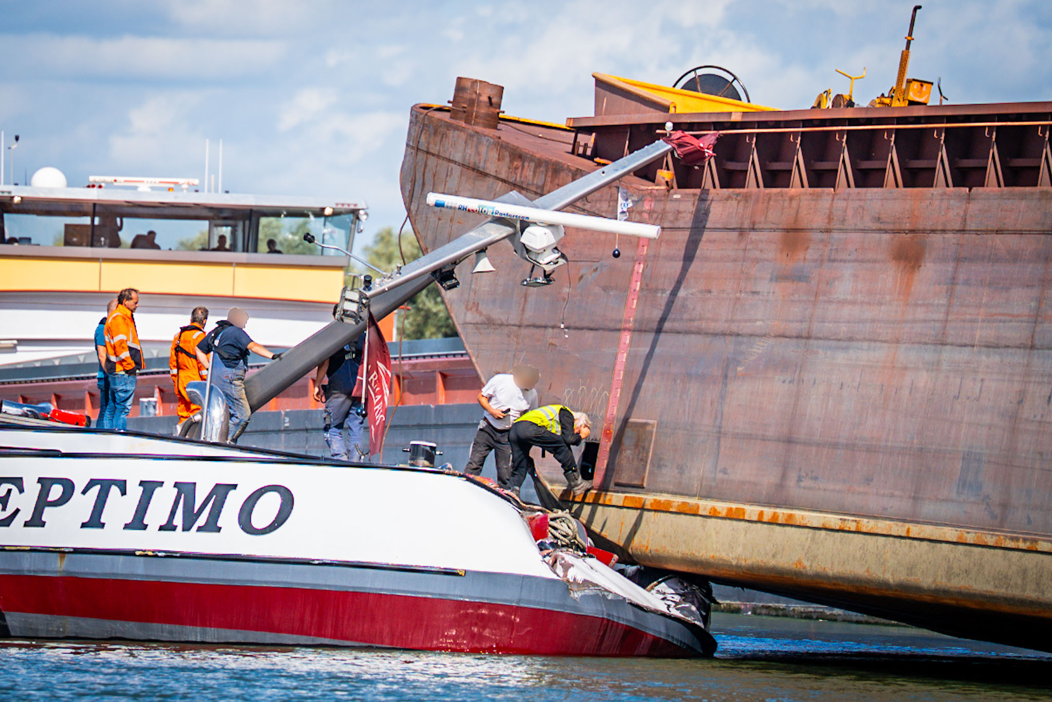 Binnenvaartschepen botsen op de Waal: duwbak zit vast op bolder