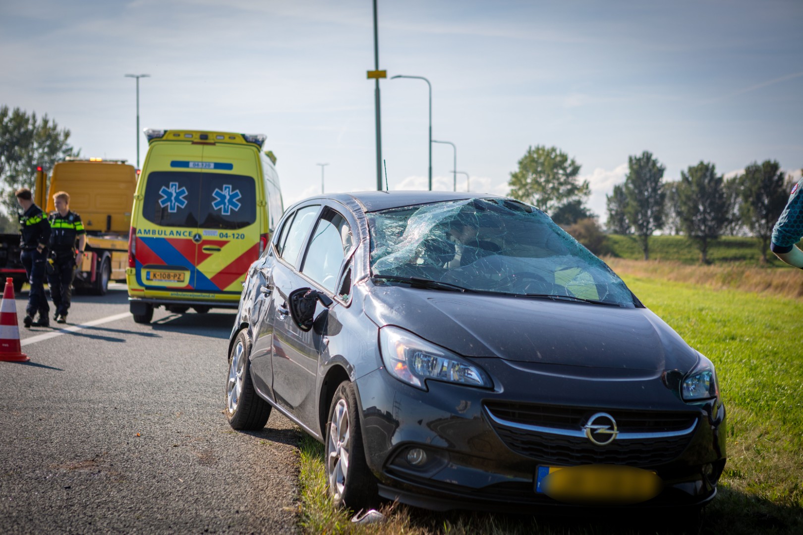 Automobilist komt op zijn zij terecht op de snelweg