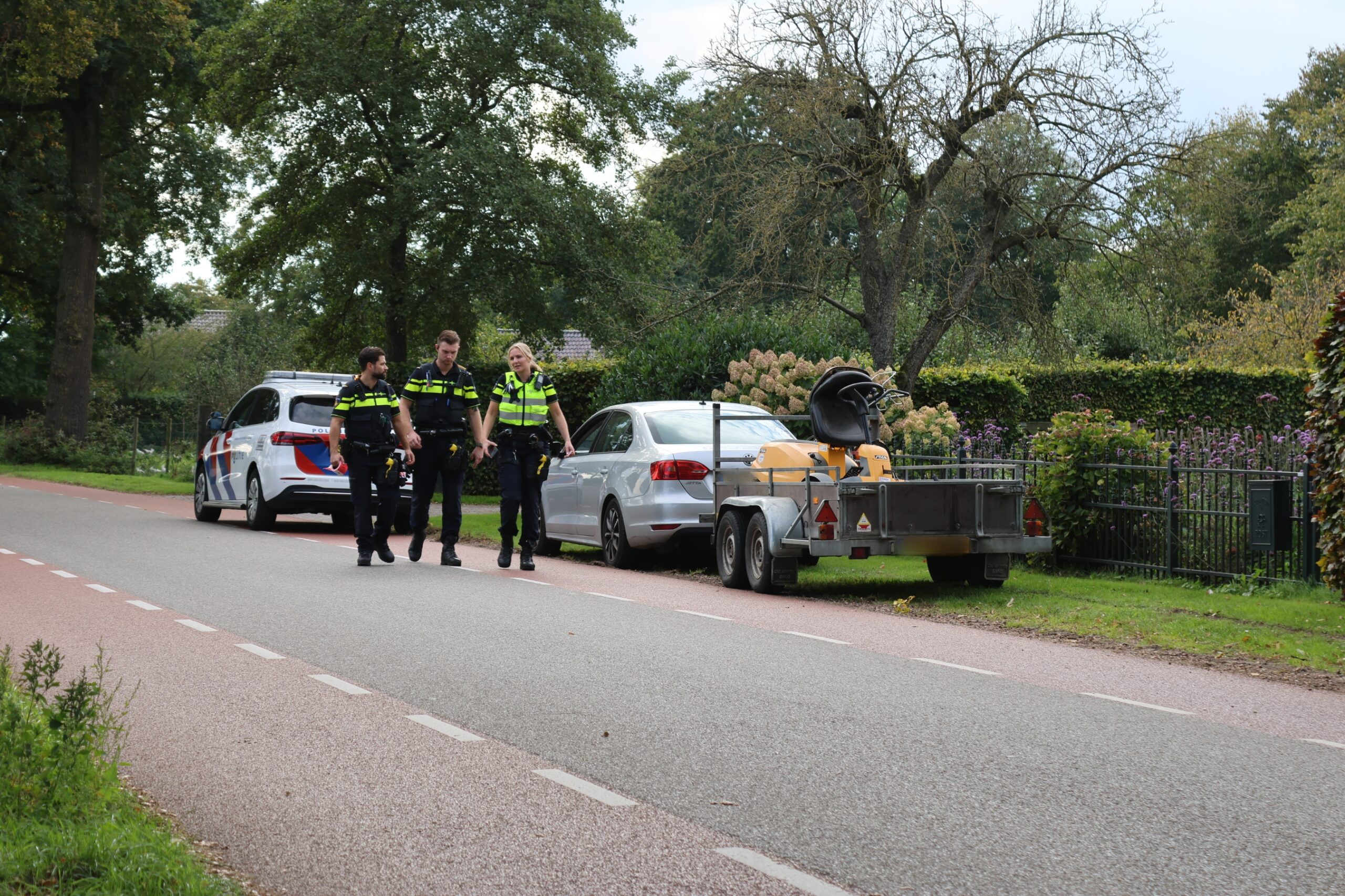 Scholier gewond na botsing met auto en aanhanger