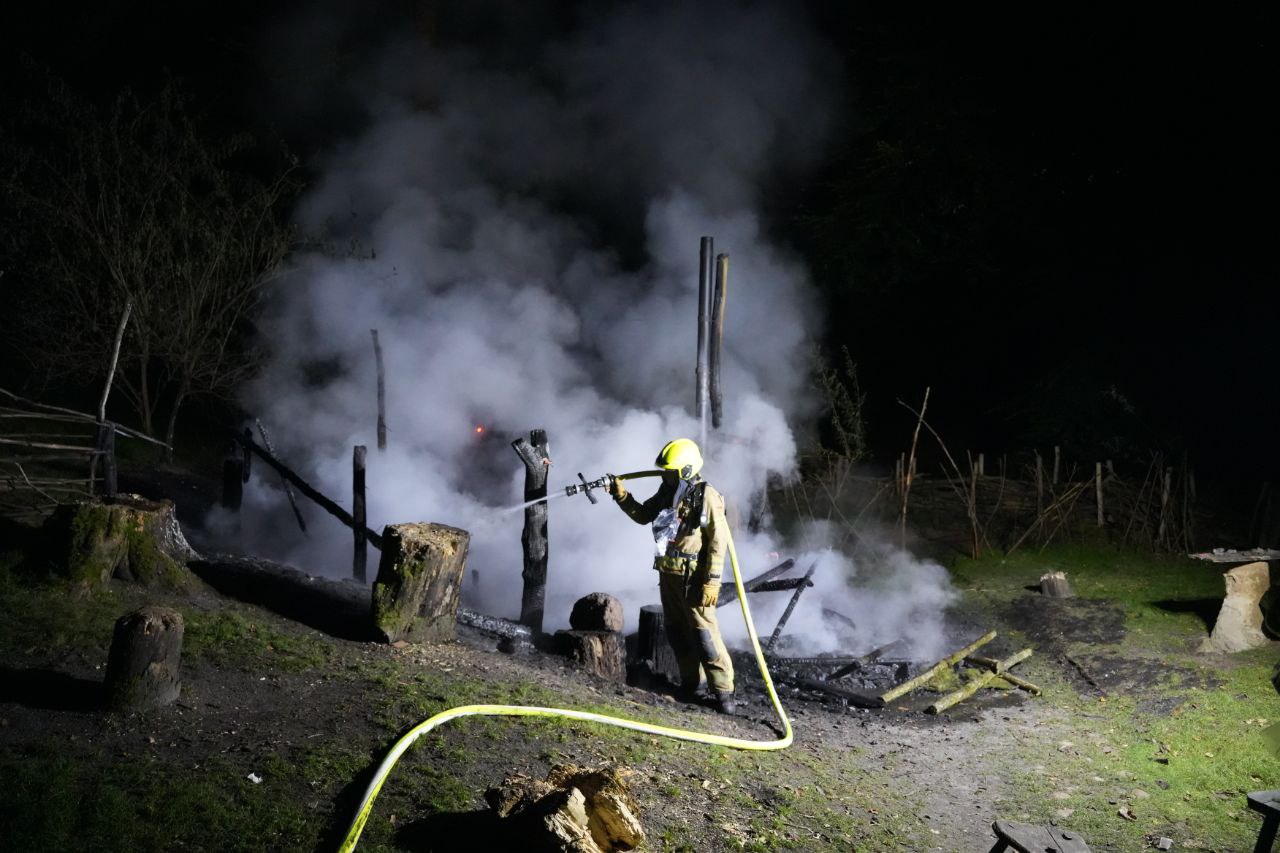 Hutje verwoest door brand