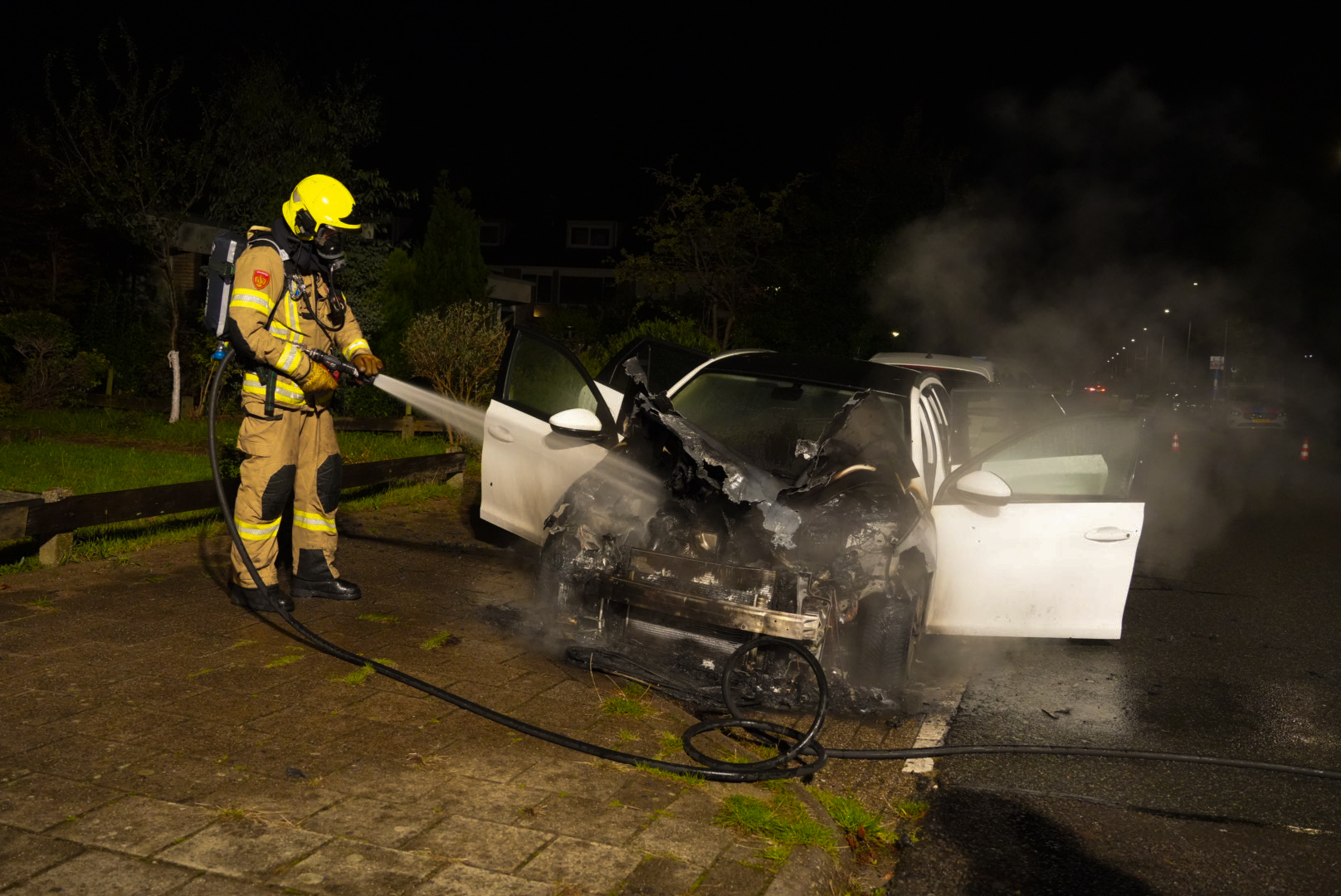 Auto uitgebrand in Arnhem, politie doet onderzoek