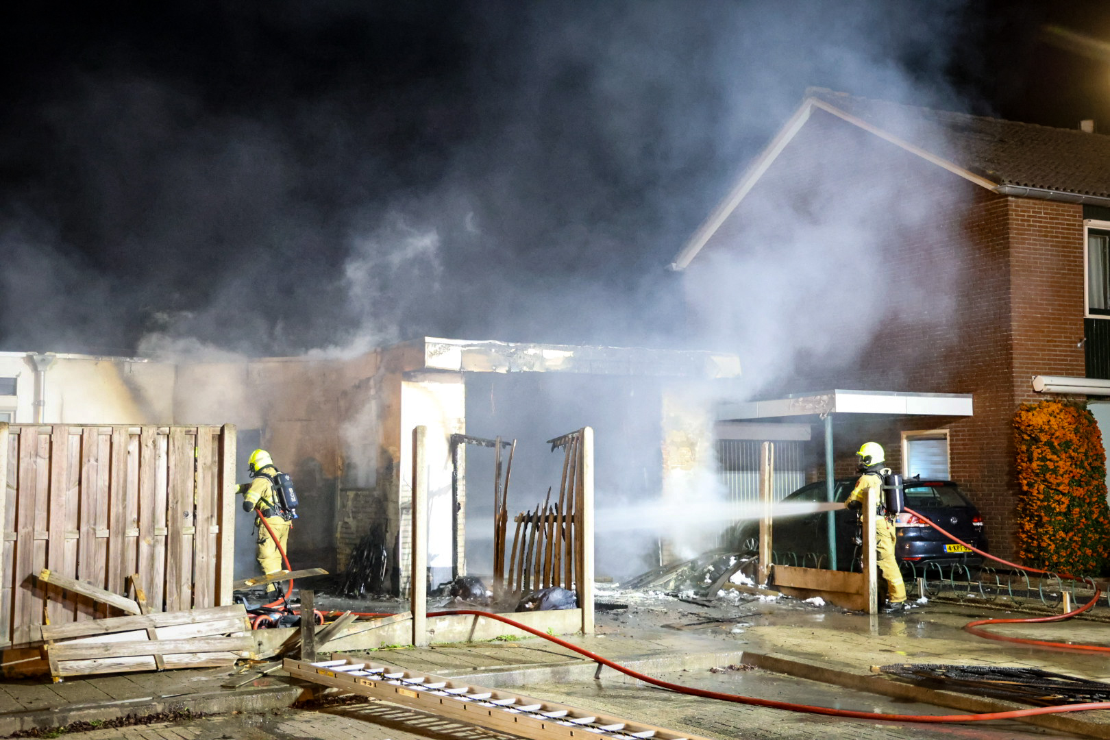 Uitslaande brand verwoest schuur, 15 gasflessen naar buiten gehaald