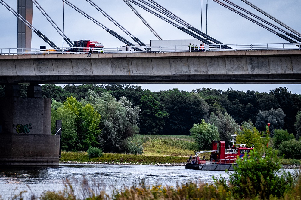 Man door arrestatieteam van reling van brug gehaald, snelweg weer open