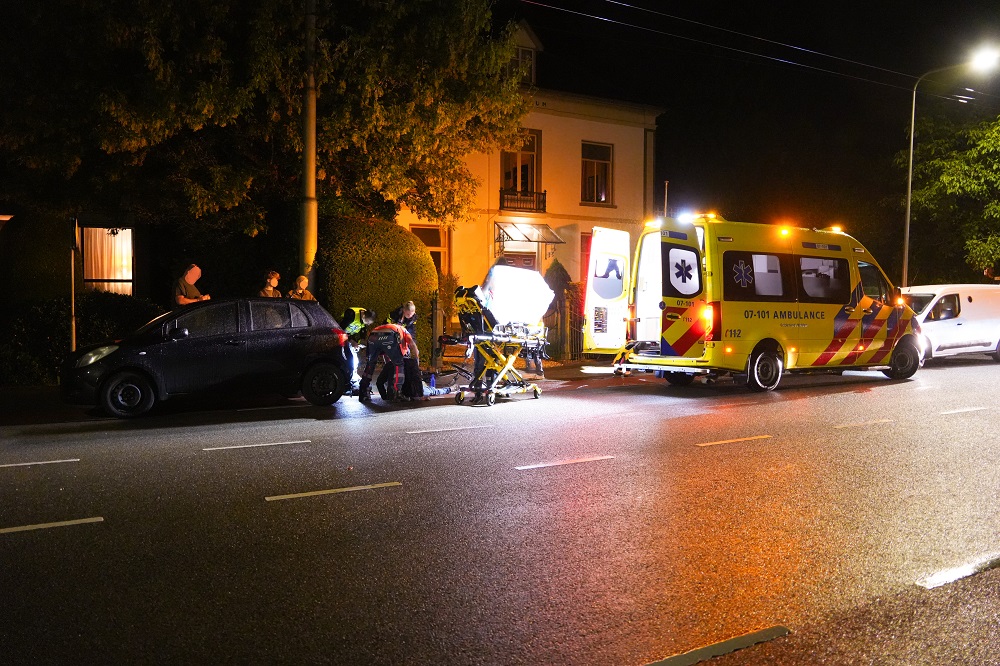 Fietser zwaargewond na botsing tegen auto op fietspad