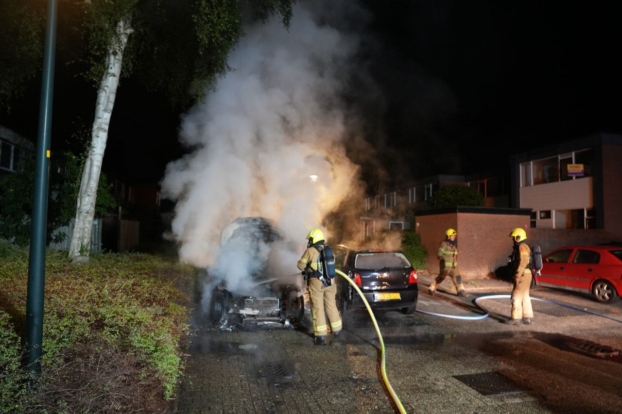 Geparkeerde auto uitgebrand, mogelijk brandstichting