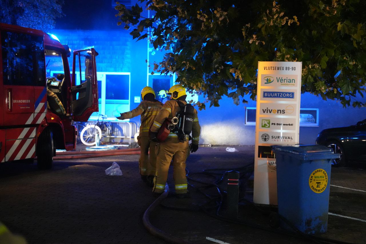 Schade aan bedrijfspand na felle brand, politie onderzoekt mogelijke brandstichting